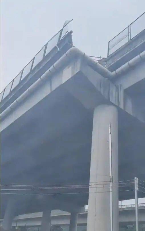 皇冠信用網代理注册
_东莞一高架桥4车道变3车道致车辆坠落皇冠信用網代理注册
？当地：是特大事故