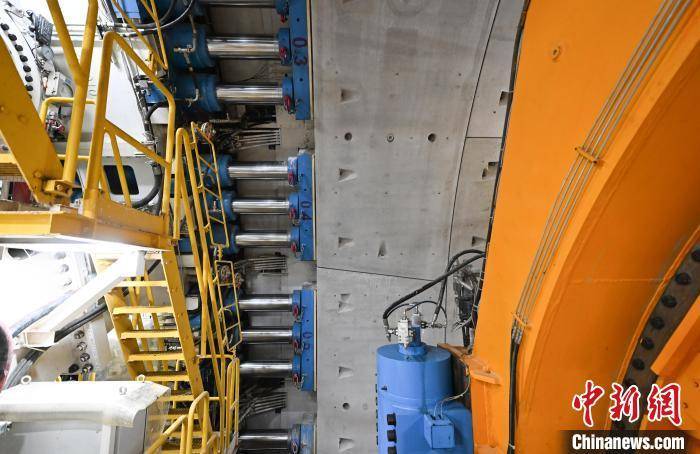 皇冠信用网出租_浙江宁波：世界最长海底高铁隧道进入海域段盾构施工