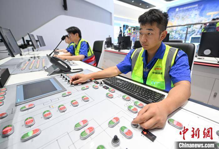 皇冠信用网出租_浙江宁波：世界最长海底高铁隧道进入海域段盾构施工