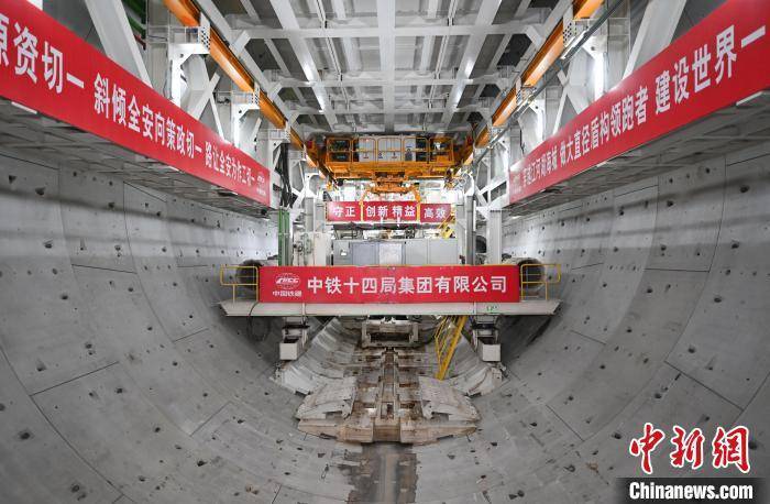 皇冠信用网出租_浙江宁波：世界最长海底高铁隧道进入海域段盾构施工