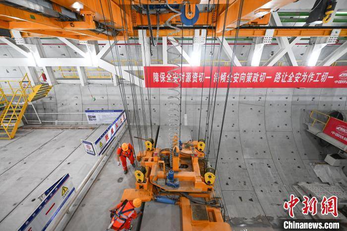 皇冠信用网出租_浙江宁波：世界最长海底高铁隧道进入海域段盾构施工