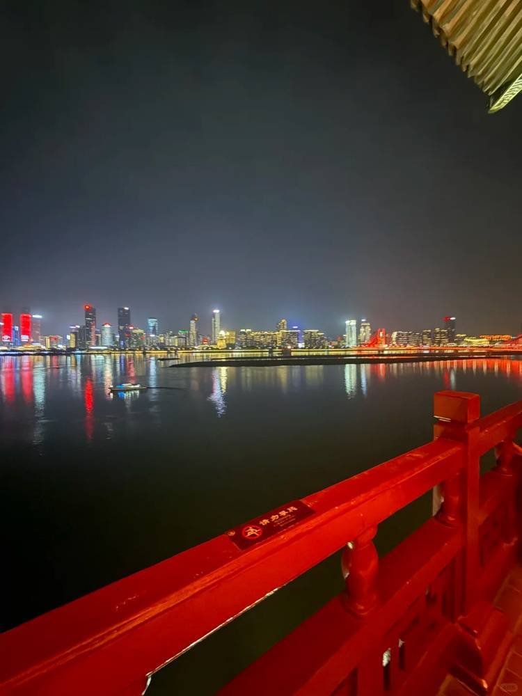 介绍个信用網网址_女子在滕王阁5楼拍照介绍个信用網网址，无人机直接冲脑袋砸过来！警方回应