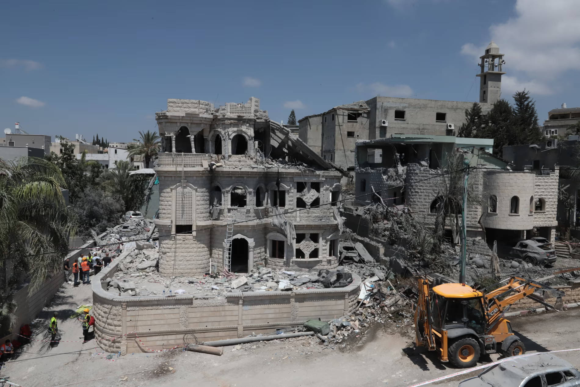 河床足球_伊朗导弹“砸”出的裂痕？“在以色列河床足球，就连死亡也不平等”