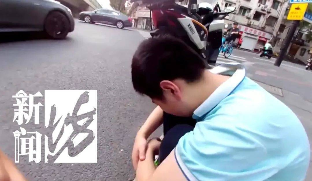 皇冠信用网会员开户_上海街头男孩崩溃大哭：爸妈要放弃我了！交警坐路边耐心安慰皇冠信用网会员开户，网友泪奔