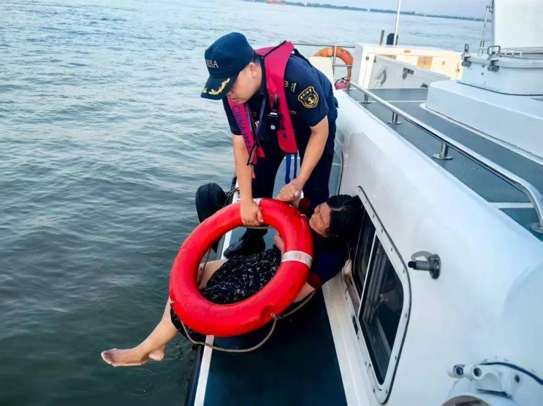 皇冠信用网平台_60岁女子不慎落水皇冠信用网平台，在长江中漂流了5小时近100公里！所幸被过路船只发现报警救起