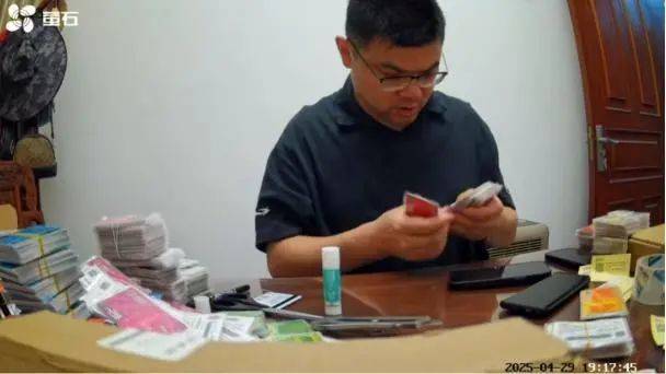 体育皇冠信用网_男子邮递价值107万元加油卡遭快递员变卖体育皇冠信用网，警方以诈骗立案，当事人：5个包裹每个保价5万，却只赔偿2500元