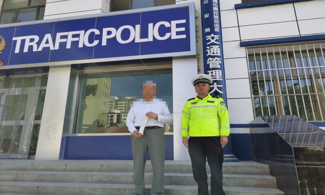 皇冠信用盘申请开通_惊险皇冠信用盘申请开通！青海一女童竟端坐在行驶中的轿车车顶！