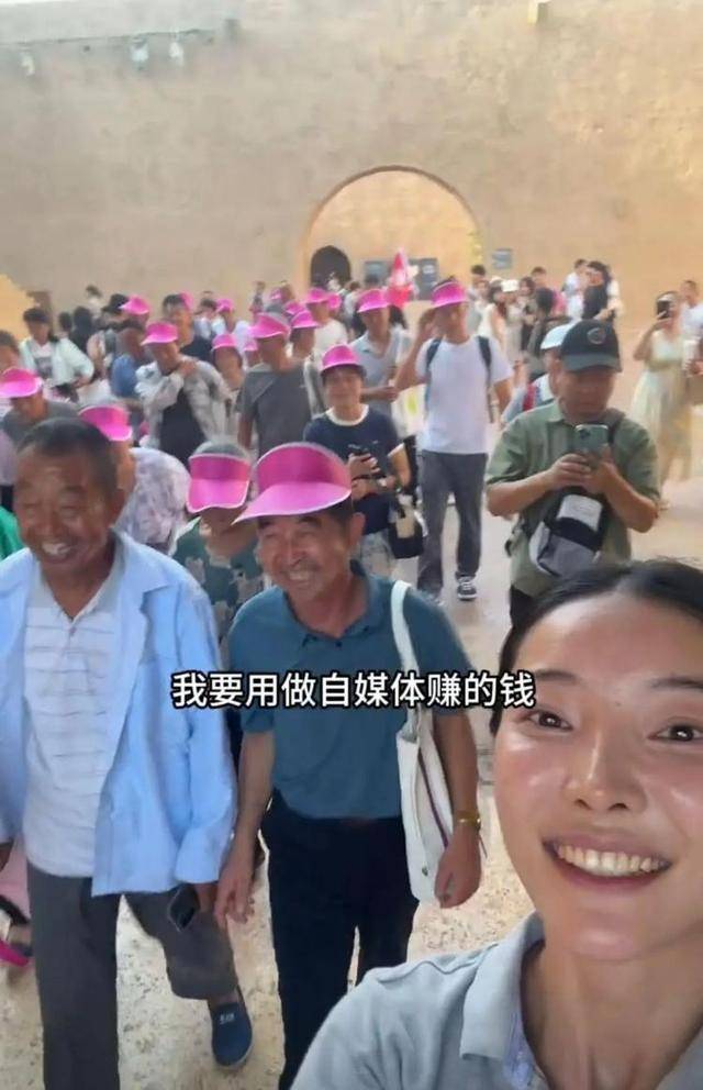 皇冠信用網押金多少_河南27岁女孩带村里46名老人游郑州皇冠信用網押金多少，村民：她人品相当好，大家都很信任她