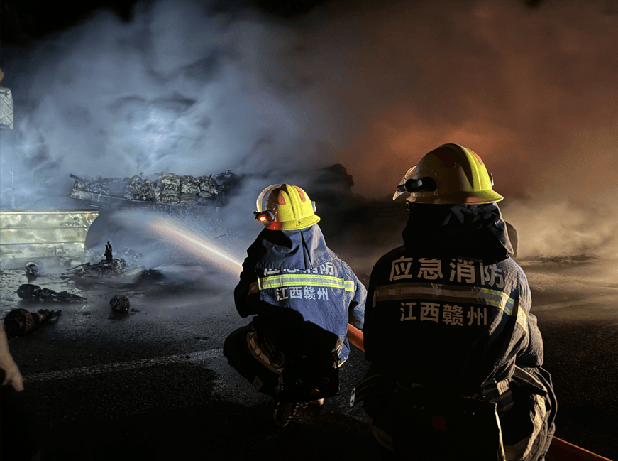 荷兰乙组联赛_司机往后视镜一看荷兰乙组联赛，糟了！670万元货物“葬身火海”