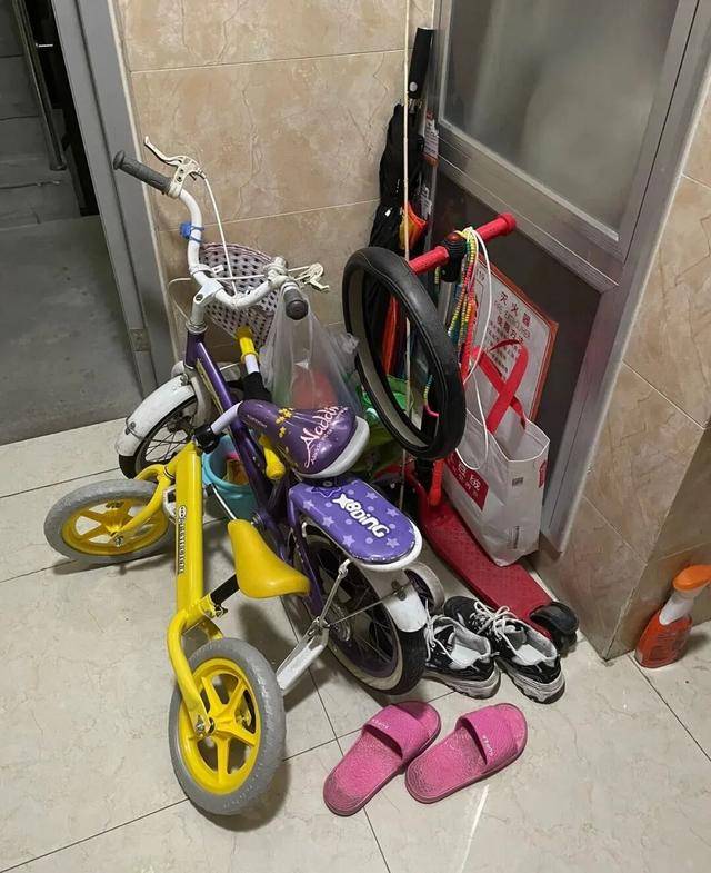 意大利甲组联赛_物业“不让门口放鞋子”意大利甲组联赛，门口放鞋柜违法吗？