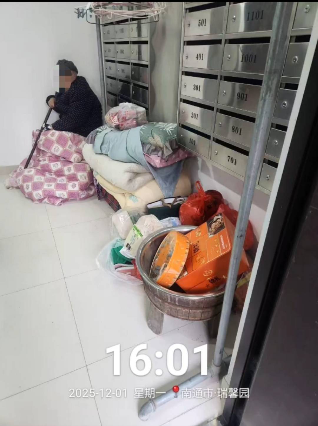 美国 vs 尼加拉瓜_江苏南通94岁老人被发现在楼道打地铺美国 vs 尼加拉瓜，社区：子女轮流赡养，可能送来时人不在家