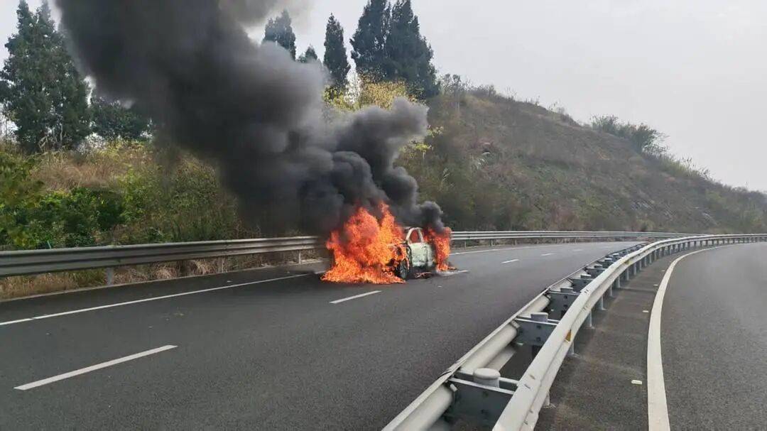 皇冠信用盘网址_四川高速上一汽车突发自燃！车内两人闻到异味后果断弃车皇冠信用盘网址，成功逃生