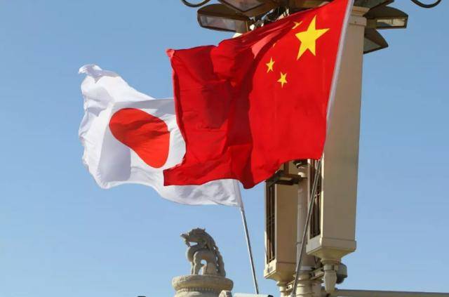 皇冠足球平台代理_解放军实弹射击全中！怕挨炸的日媒当众提问皇冠足球平台代理，中方一句话回应