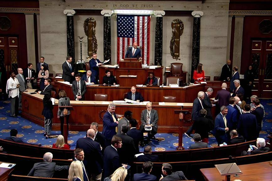 皇冠信用网代理_52票赞成47票反对！美国投票结果公布皇冠信用网代理，共和党五人反水，特朗普痛骂“叛徒”！